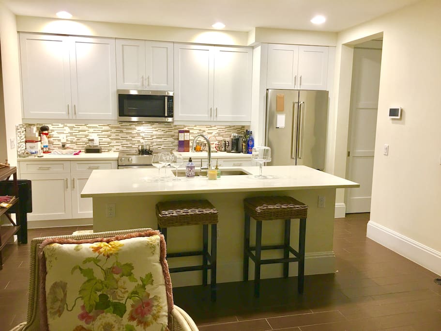 Kitchen fully equipped pots pans and pantry, dishes...glasses. Fully equipped! Plus a list of the best places to dine or for take-in!