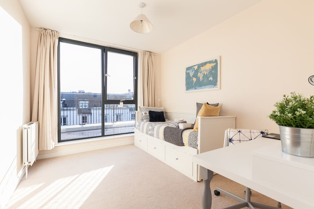 The room is bright, spacious and the daybed can be doubled for more space. We recommend the single bed for a soft marshmallow feeling.