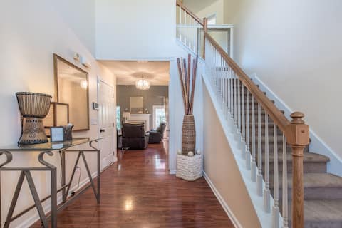 Comfortable and  Stylish Home on the Colonnade