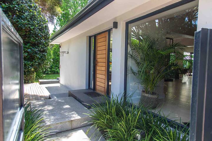 5 bedroom house with a supertube gallery image 2