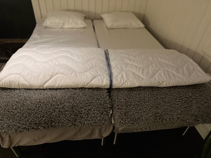 140cm dubbelsäng. Obs! sänglinne ingår ej men kan hyras mot avgift kontakta värden.