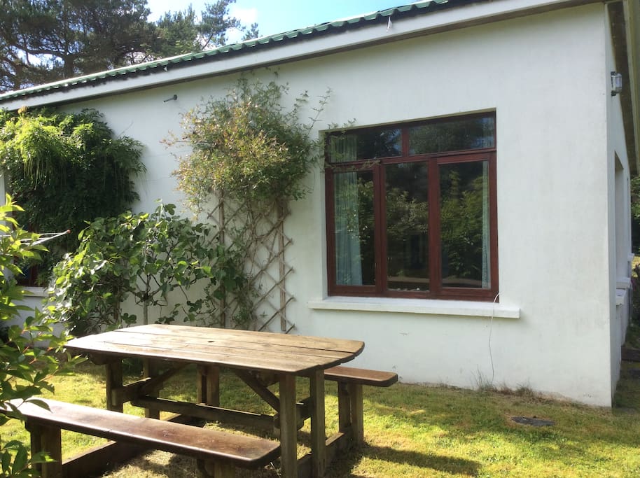 Chalet with garden and picnic bench.