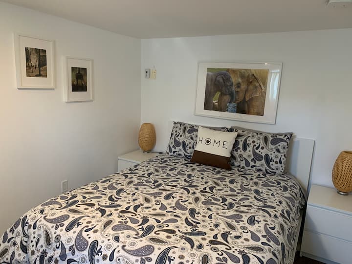 Cozy Private Suite - Basement - Coxwell Subway - Toronto