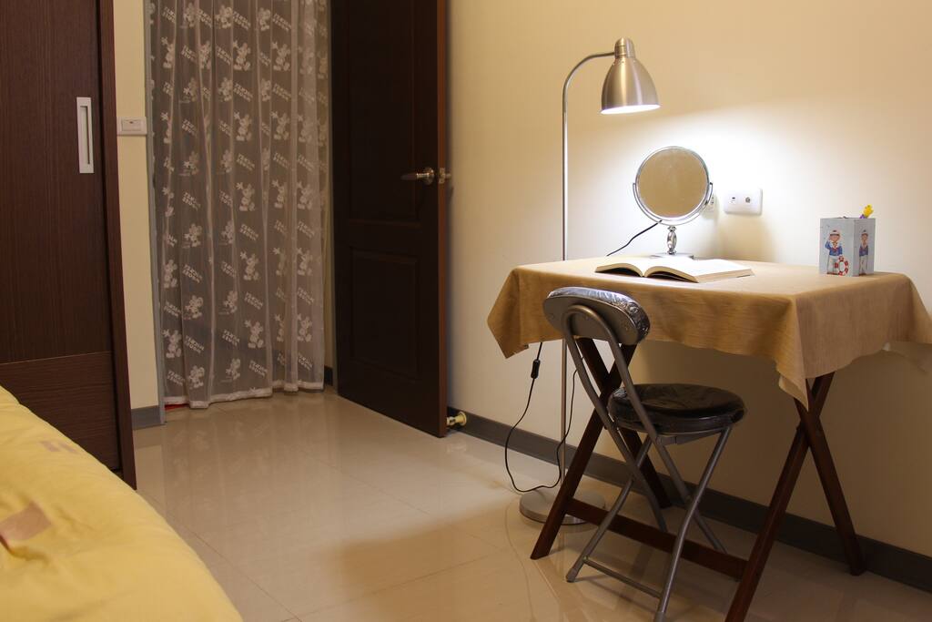 小書桌 small desk