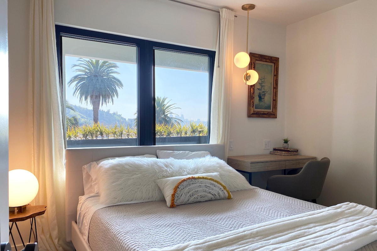 בחדר השינה השני והנעים יש מיטת קווין סייז עם מזרן איכותי. שולחן נוח עם מנורות עמומות ו - Wi - Fi מהיר במיוחד בכל החדרים. ארון גדול עם קולבים נותן שפע של מקום אחסון. 