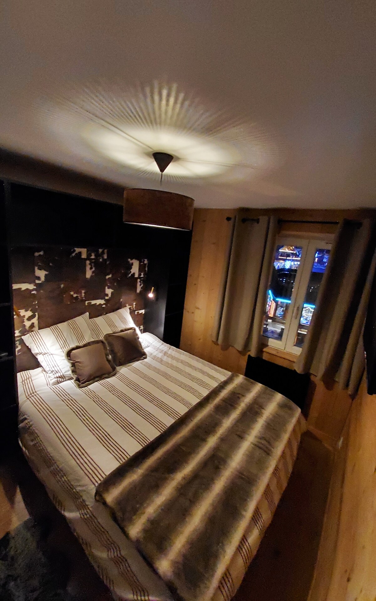 2号卧室配备床160 * 200、更衣室和电视 