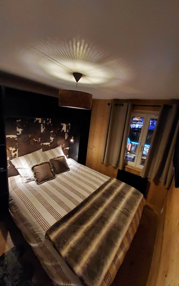 Dormitorio 2 con cama de 160 x 200, vestidor y televisión 