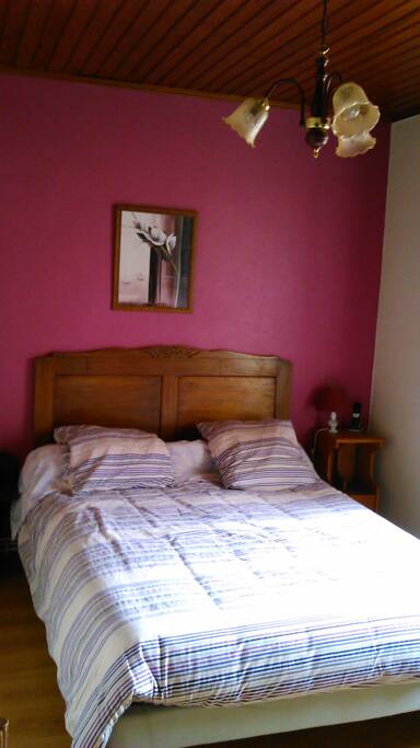 Chambre 1, équipée d'une TV