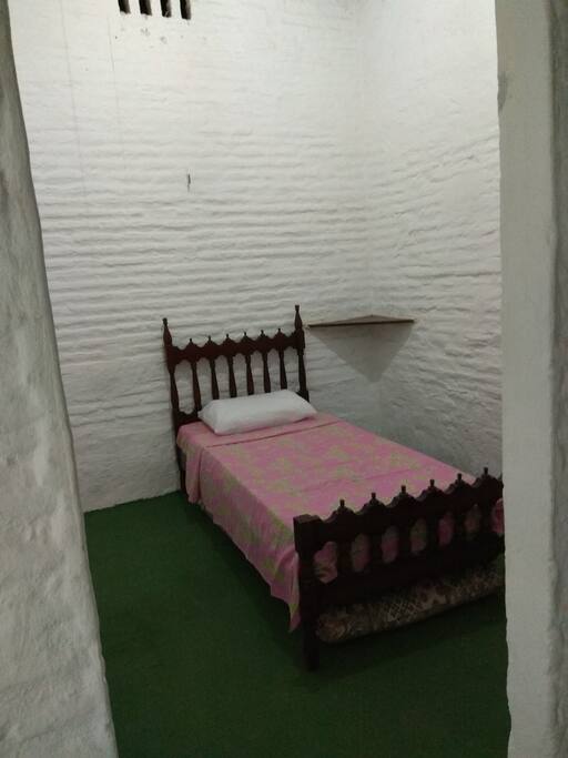 Quarto 3 com cama de solteiro mais 2 colchões de solteiro extra.
