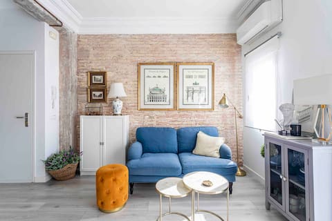 Designer apartment between downtown and beach