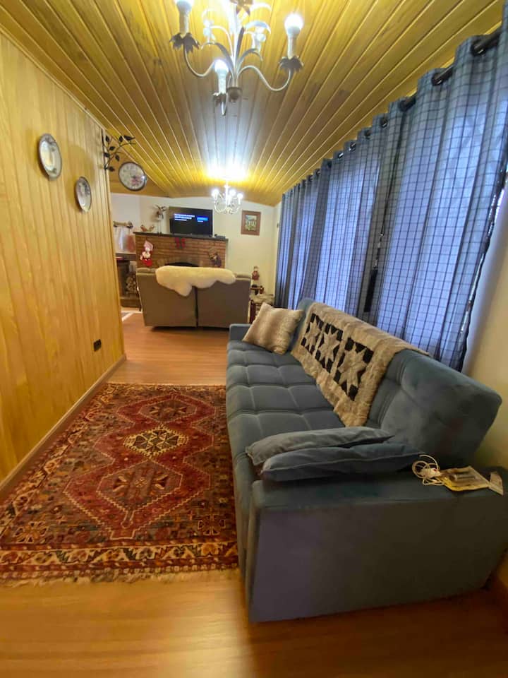 Entrada principal na sala de estar. ด้านหลังม่านเป็นประตูบานเลื่อนให้การระบายอากาศที่ดีมาก