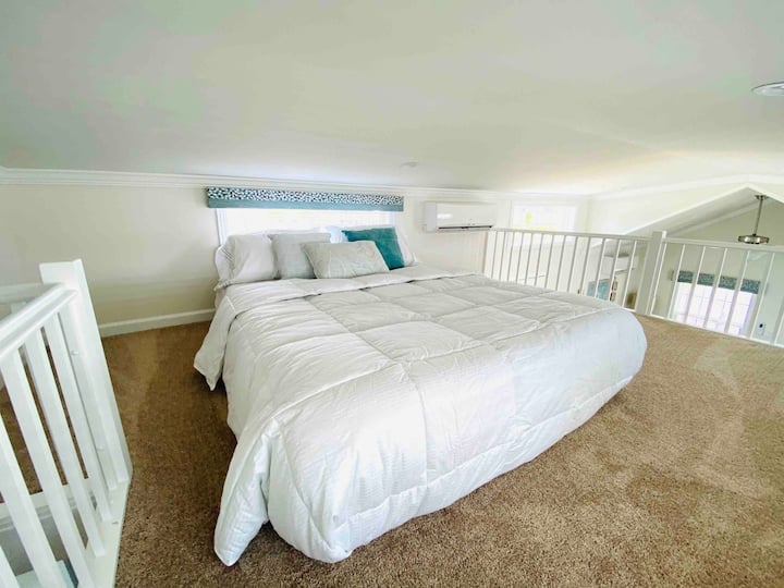 Eneo la roshani lenye kitanda cha malkia.