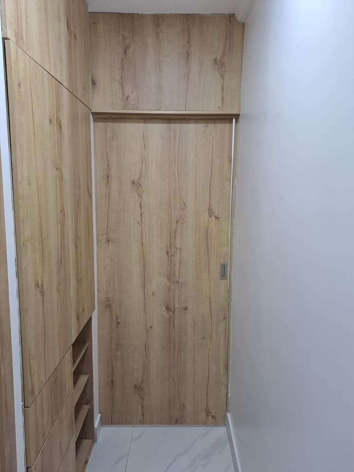 ארון במסדרון, לפני הכניסה לחדר.