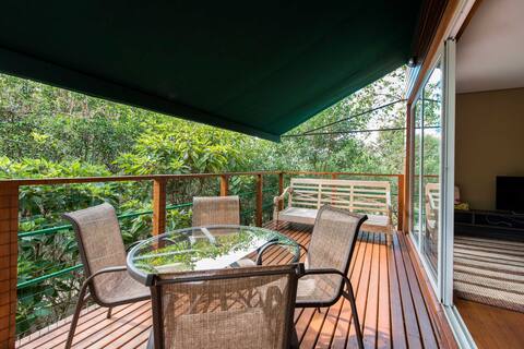 Beautiful, modern, deck in the tree canopy, bath