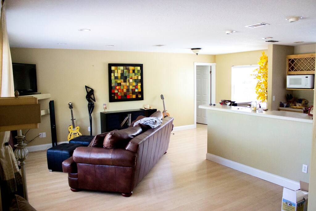 Living Room With Cable TV and Wireless Internet