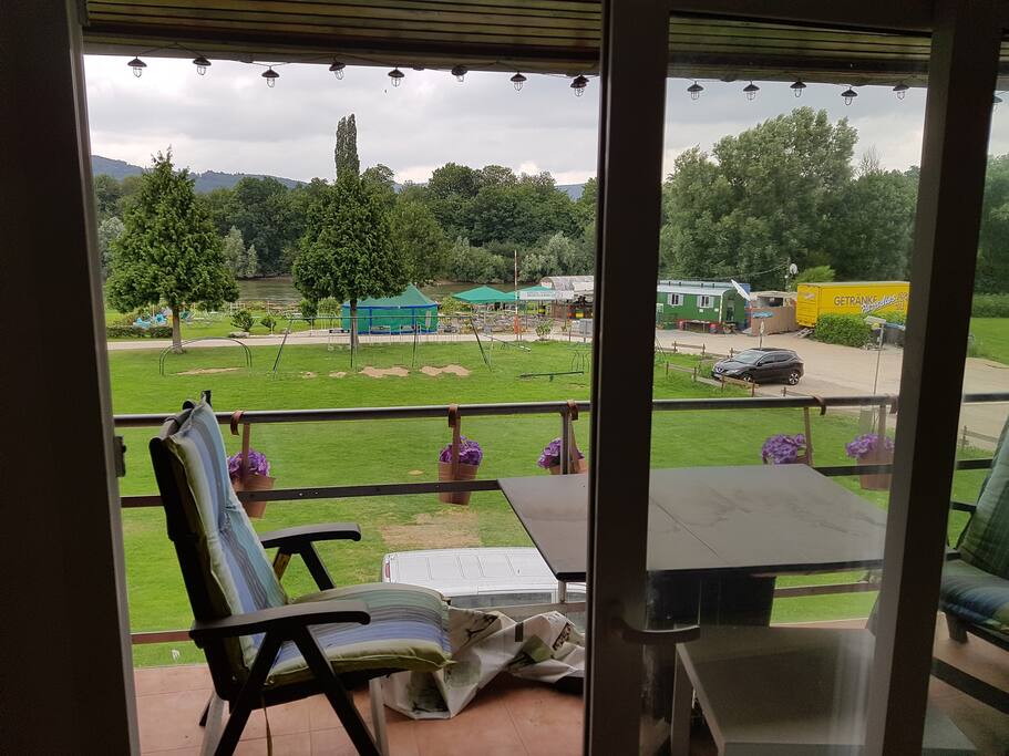 Eigener Balkon am Zimmer mit Blick auf Rhein und Campingplatz