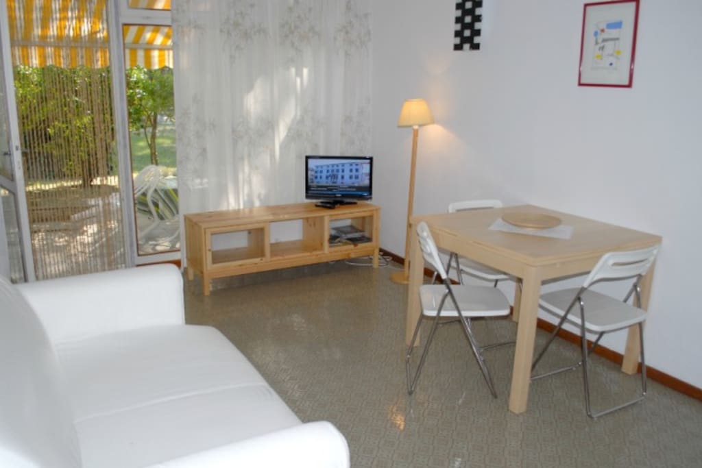 Soggiorno con divano letto | Living room with sofa bed