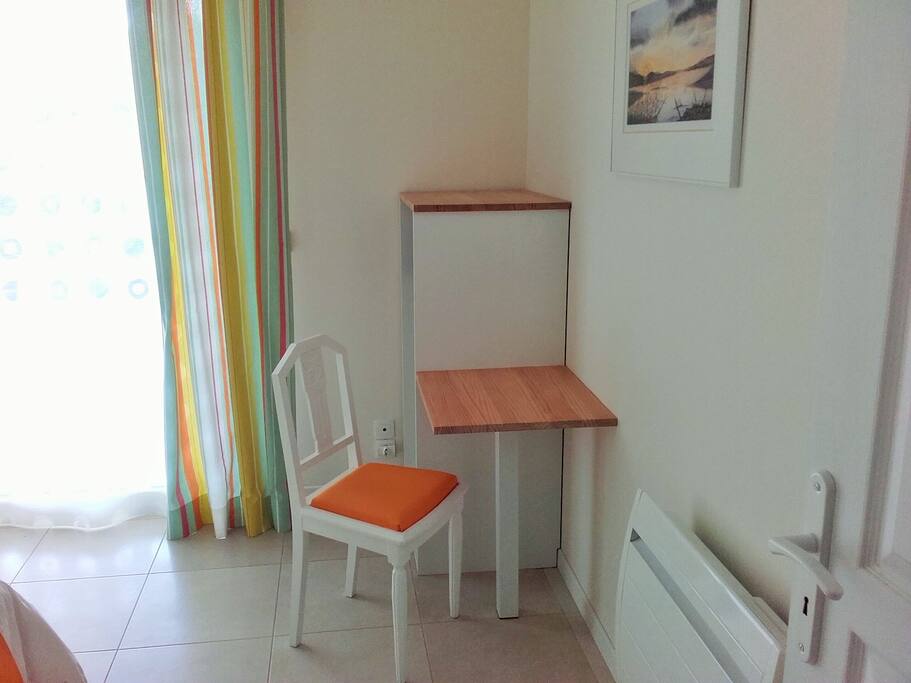 Coin Penderie + Petit espace pour la tablette