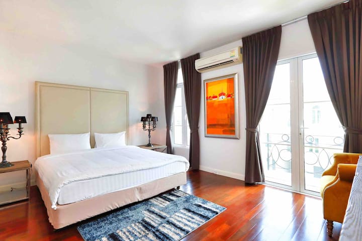 3BR (200sqm.) Private and near BTS/MRT