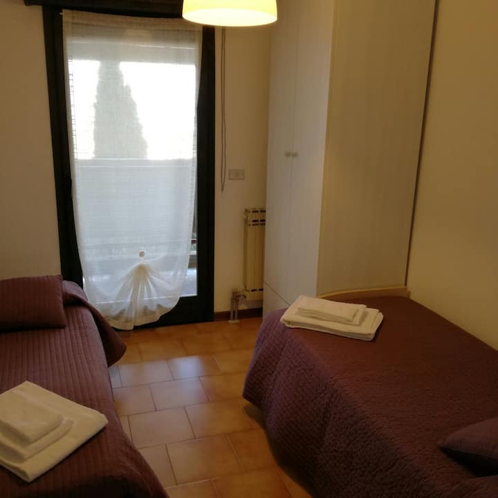 Dvojlôžková izba s jednolôžkovými posteľami, jednolôžková izba k dispozícii.