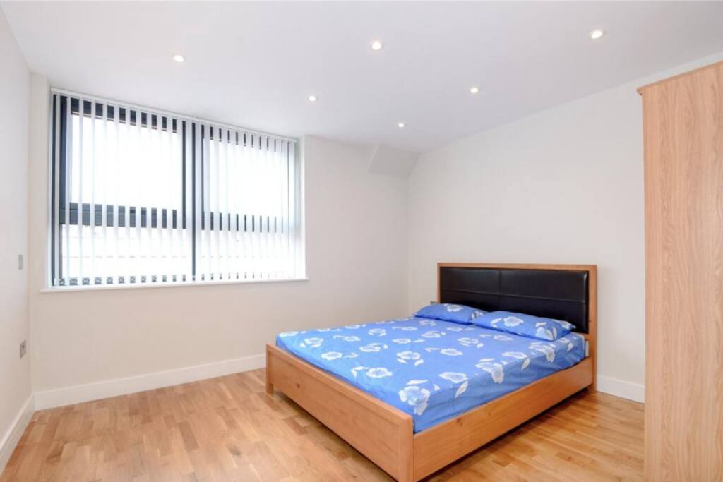Bedroom with kingsize bed