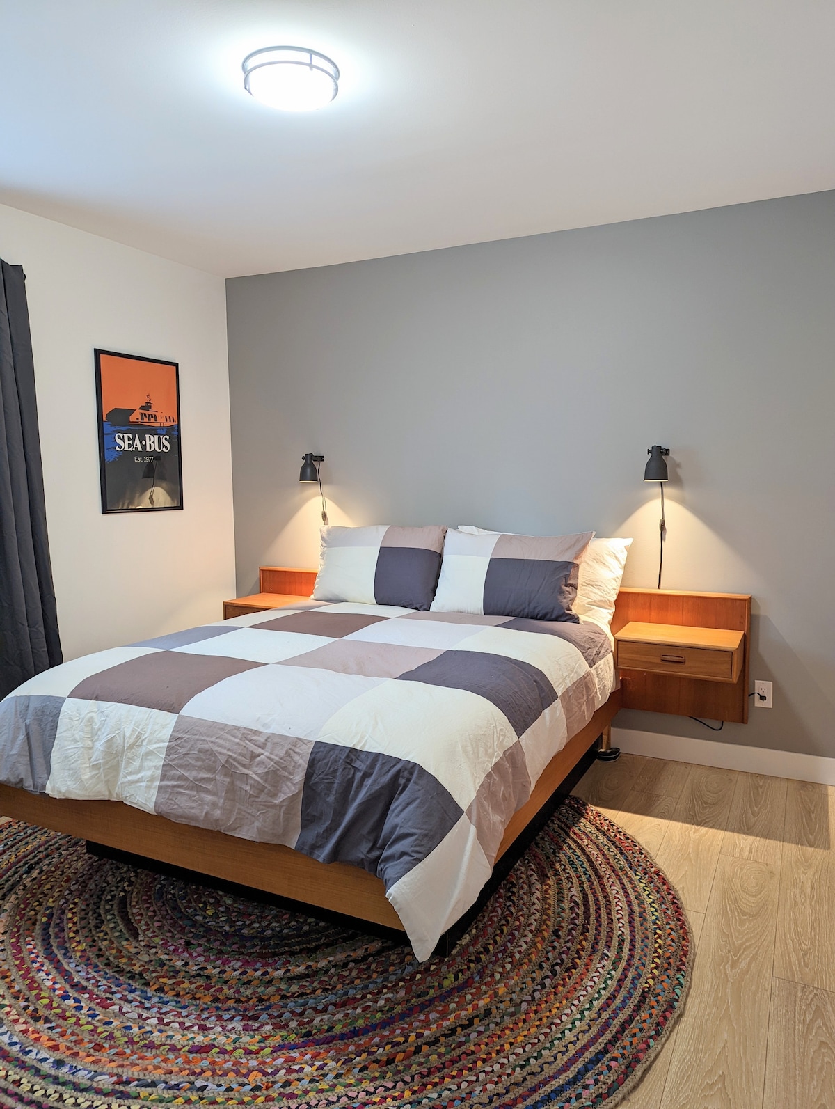 West sun exposure (PM).  卧室配备一张标准双人床。  衣柜、梳妆台和储物空间。  床头阅读灯。上下7厘米的小台阶。