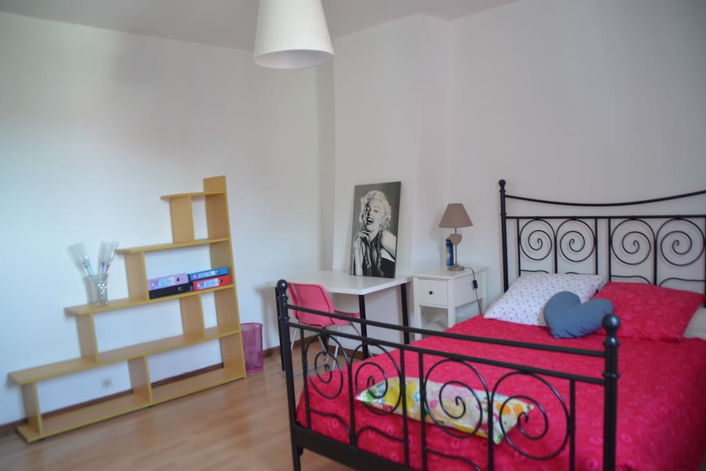 Chambre 2, 18m² - Lit 2p, penderie, espace de travail.