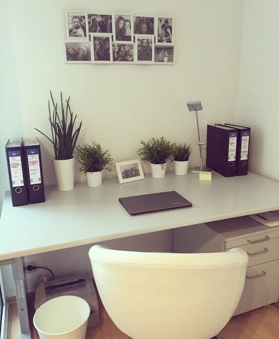 Arbeitsplatz im Wohnzimmer