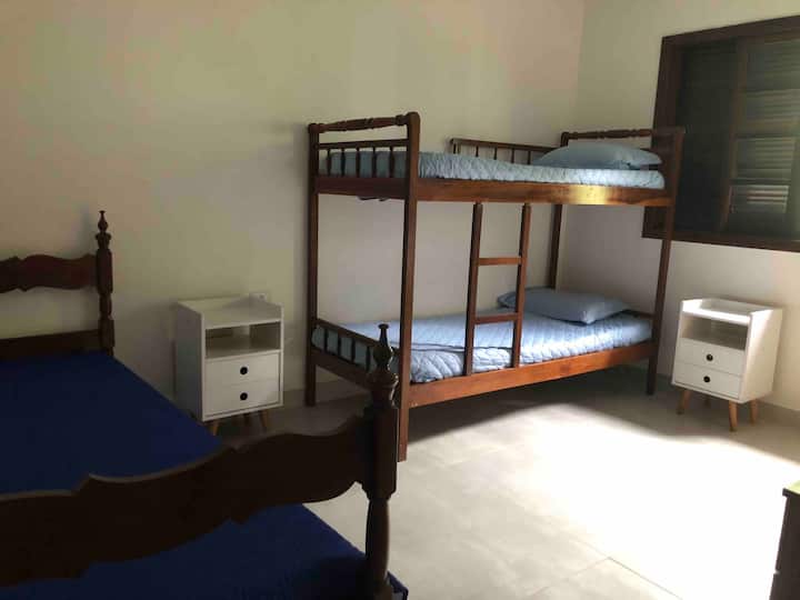 Chumba cha kulala 1. Kitanda cha watu wawili na kitanda cha ghorofa.