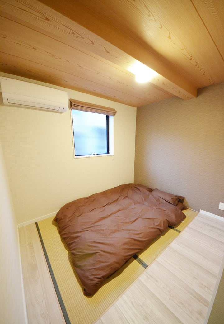 Bedroom 2 (2nd Floor):
Tatami bedroom on the second floor.
A full double size (140x200cm) futon set is available.

We have a double size futon that can sleep up to two people in the tatami bedroom.