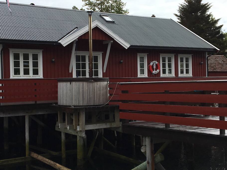 Rorbu 1 lengst til høyre. Fra livbøye.