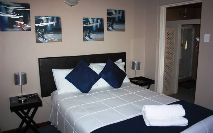 Leonard Suite Self Catering Unit : Dhomë gjumi brenda në suitë