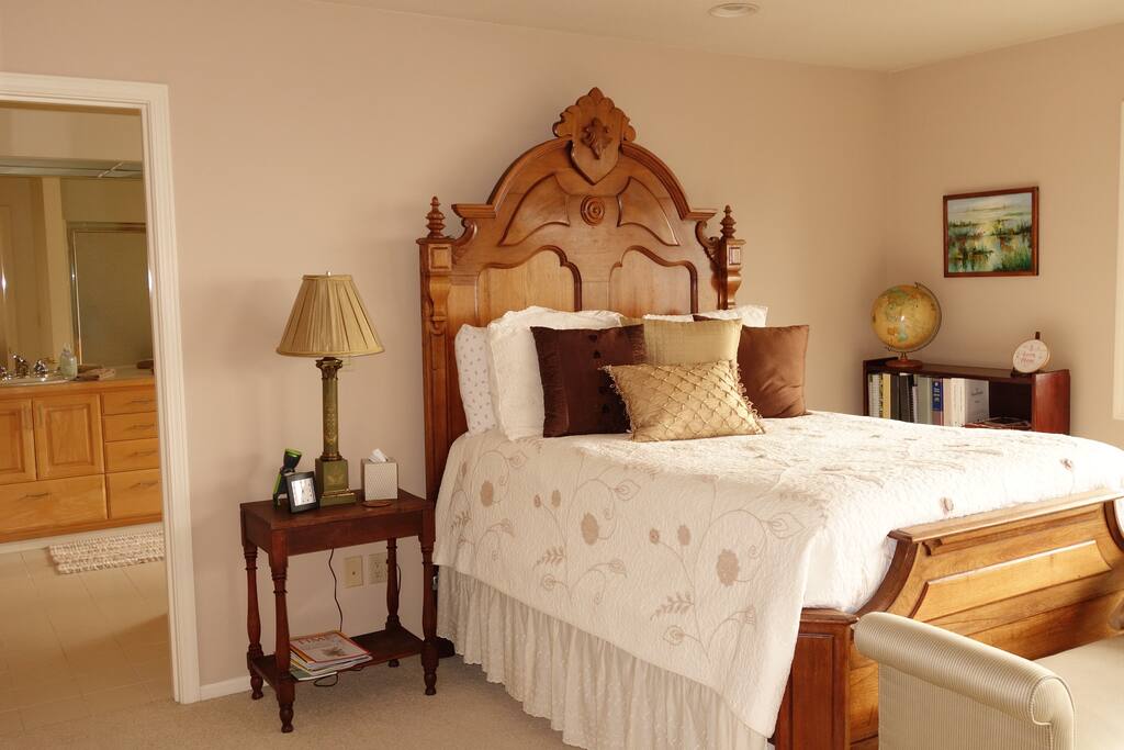 Sit up in this 1880s bed to enjoy seeing the ocean, especially when the moon is over the water.