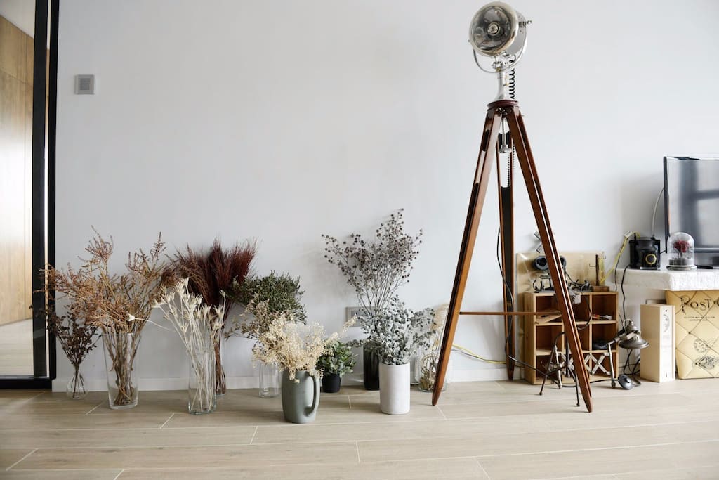 Daytime - Contemporary and stylish flat decorated with handmade dried flowers