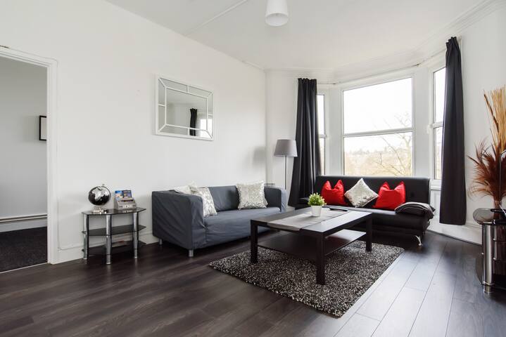 Entire 1 Bedroom Flat With Park Views