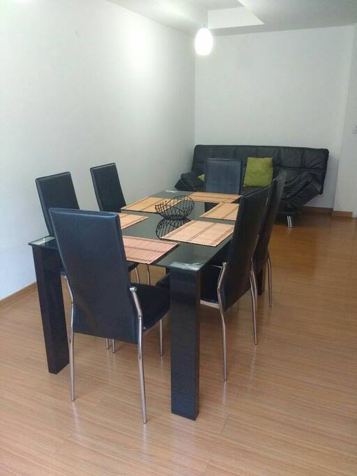 comedor y sofá cama al fondo