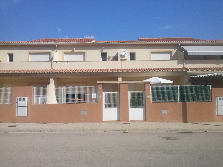 Entrada al adosado.
Entrée de maison en rangée.
