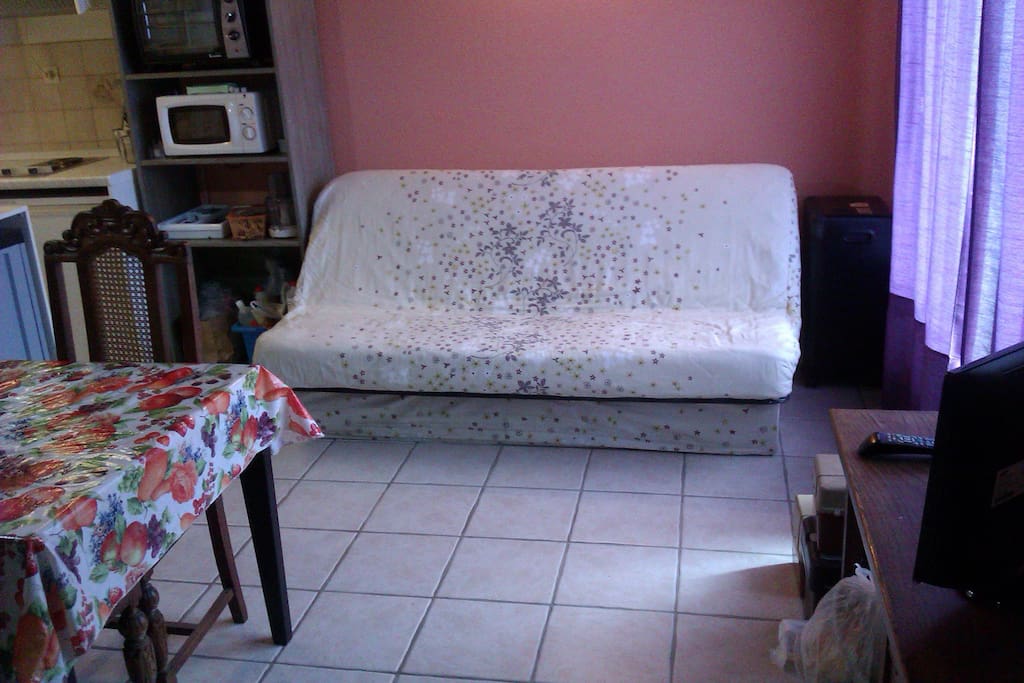 Salón comedor con sofá cama