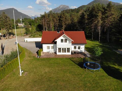 Beautiful house & garden in Gloppen