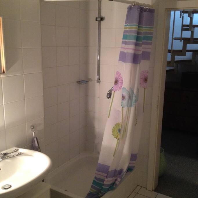 Bad mit Toilette und Dusche