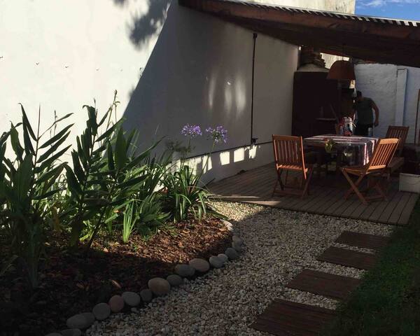 Amplia casa, con jardín. Centro Banfield