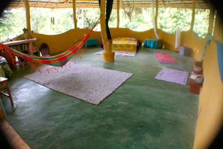 open space able to host up to 6 persons 