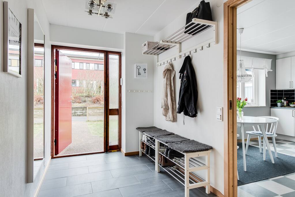 Rymlig hall med golvvärme.