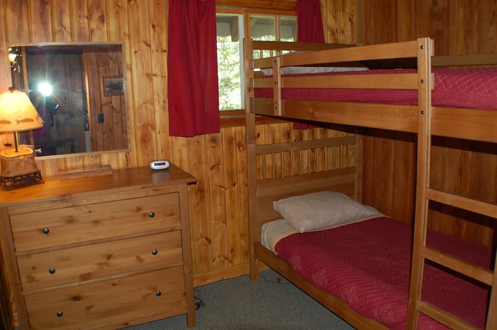 Dormitorio en el piso principal con literas.