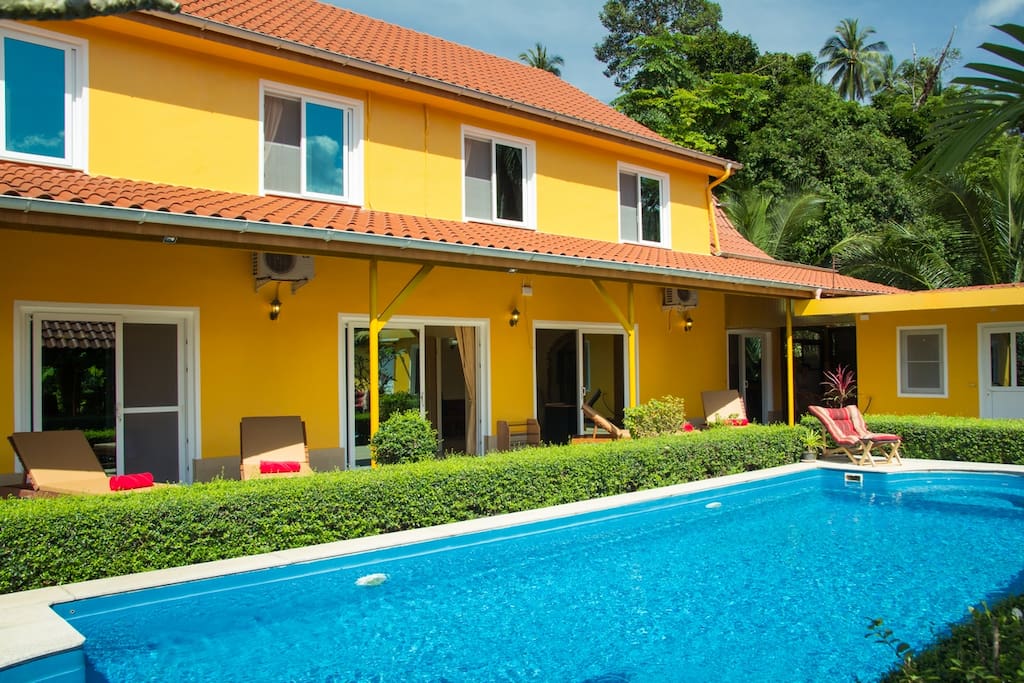 Riesiger Pool