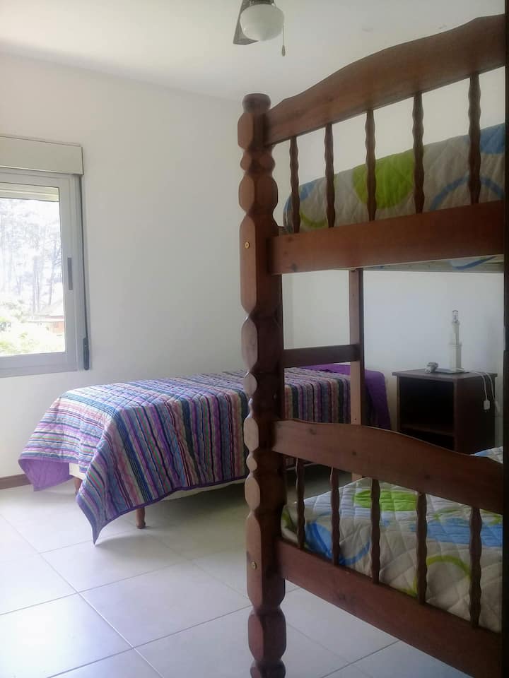 Chumba cha 3 cha kulala,  chenye feni ya dari, mwonekano wa bustani