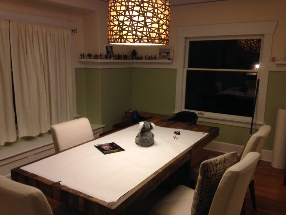 Large dining room table for schmancy family meals.