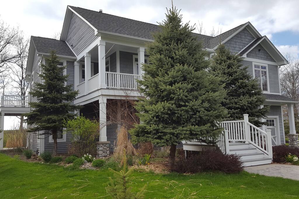 A front view of the house before our spring cleanup