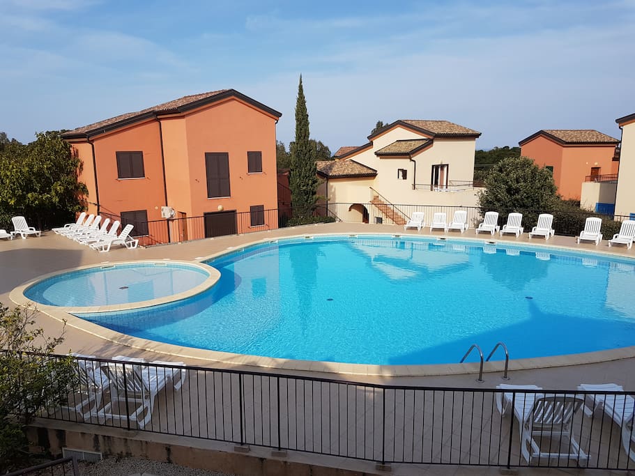 Piscine de la résidence avec solarium