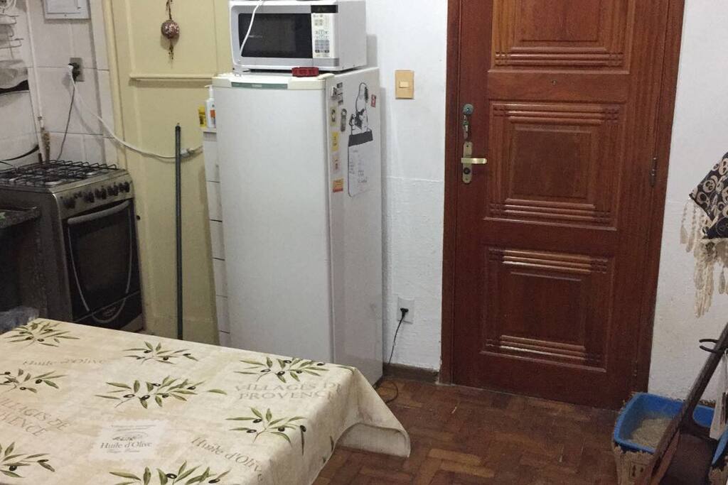 Cozinha e sala (a rede está dobrada na parede, para usá-la basta empurrar um pouco a mesa)